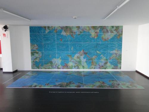 Bapteme-installation-2013-au-mur-craie-grasse-et-encre-sur-papier-455-x-222-au-sol-adhesif-vinyl-lamine-sur-panneaux-455-x-222